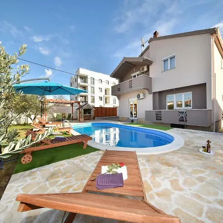 Holiday Kiara With Pool Holiday home